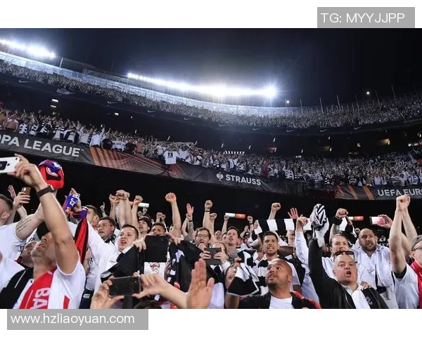 足球巨星跃动笔触间 球场风云尽在抽象艺术的深邃表现