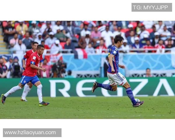 足球球星虔诚祈祷特写展现赛场背后的信仰与坚持